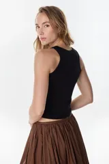 Musculosa de algodón en color blanco, de corte ajustado y diseño acanalado, con pequeño isologo bordado en el centro del pecho.
