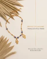 Tobillera de acero con baño de oro, con diseño de dijes colgantes de manos de Fátima (Hamsa) y cuentas intercaladas con detalles de ojos turcos azules.