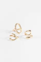 Set de tres anillos de metal plateado con diseño orgánico y voluminoso.