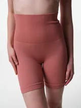 Short modelante de tiro alto con diseño seamless y textura acanalada. Confeccionado en microfibra, ofrece compresión localizada en la zona de la cintura para un efecto estilizante y una sujeción firme pero cómoda.