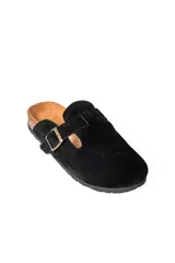 Zuecos de cuero con hebilla ajustable y base de corcho.