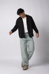 Camisa de manga larga confeccionada en tejido de lino con textura, de corte holgado y diseño versátil con cierre frontal de botones.