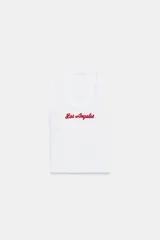 Musculosa de canalé blanca, con escote redondo y el texto "Los Angeles" bordado en rojo en el pecho.