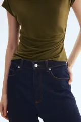 Top verde militar de punto suave con mangas japonesas, cuello redondo y frunces laterales que crean un efecto drapeado.