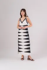 Vestido largo blanco con estampado geométrico en negro, breteles finos y escote en V.