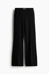 Pantalón sastre de tiro alto en punto roma pesado con cinturón decorativo y hebilla de metal. Piernas bootcut con pliegue cosido adelante y atrás.