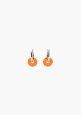 Aros tipo argolla pequeña de plata 925 con dije colgante en forma de dona de vidrio color naranja.