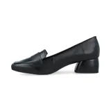 Zapato tipo mocasín de cuero negro con taco cuadrado bajo y detalle de textura croco en el empeine y el taco.
