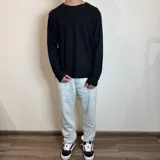 Buzo negro de micropanal con cuello redondo y mangas largas.