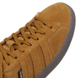 Championes adidas modelo Campus ADV, confeccionados en gamuza color tostado con las icónicas tres tiras laterales. Presentan una suela de goma en tono oscuro y detalle de etiqueta con el logo en el lateral.