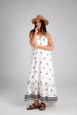 Vestido largo blanco con estampado de mandalas en negro, corte amplio, breteles finos y volado en el ruedo.