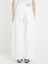 Pantalón blanco de gabardina, corte recto, tiro alto, estilo jean, con cierre, botón, pasacintos y bolsillos delanteros y traseros.
