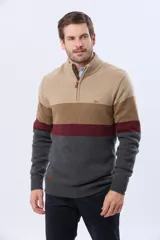 Buzo tejido de punto con diseño de rayas horizontales en tonos verde, gris y azul. Presenta cuello alto con cierre frontal parcial y detalle en material tipo gamuza en la solapa del cierre.