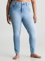 Jean skinny de tiro alto Calvin Klein, color celeste, con bolsillos delanteros y traseros, cierre con cremallera y botón, y etiqueta de cuero con logo en la parte trasera.