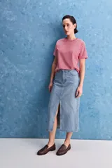 Falda larga de denim en tono azul claro, de corte recto y con una abertura frontal central.