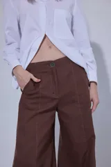 Pantalón de lino y algodón color crudo, de tiro medio y pierna ancha.