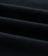 Vestido midi de color negro, con cuello redondo, mangas cortas y detalle de fruncido lateral que aporta ajuste y textura a la prenda.