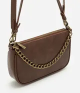 Cartera femenina modelo baguette Satinato confeccionada en PU marrón, de tamaño pequeño y estructura compacta con base levemente curvada. Cuenta con cierre superior, cadena frontal robusta en metal y asa transversal desmontable.