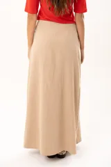 Pollera larga de corte recto con tajo lateral, confeccionada en tela suave con acabado tipo piel de durazno y cierre invisible lateral.