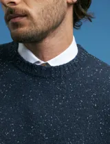 Sweater de punto con cuello redondo y mangas largas, confeccionado en tejido moteado de textura jaspeada.