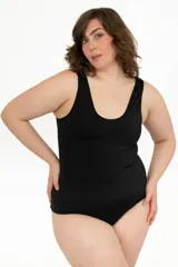 Body de estilo musculosa negro con escote redondo y tirantes anchos, confeccionado en suave lycra reforzada con cierre en la entrepierna.