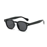 Lentes de sol negros con montura redonda y patillas rectas.