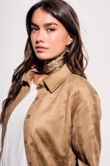 Camisa color marrón de gamuza sintética, de corte recto, con cuello clásico, cierre frontal con botones y mangas largas.