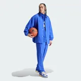 Chaqueta de entrenador de básquet adidas Basketball de corte clásico, color azul, con cierre frontal, cuello tipo camisa, bolsillos laterales con cierre y puños elásticos.