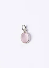 Dije de plata 925 con piedra de cuarzo rosa ovalada.