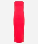 Vestido midi de punto roma color rojo, con escote recto sin breteles y abertura en la parte trasera.