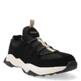 Championes deportivos Topper modelo Serra Outdoor, color negro con detalles en beige. Presentan un diseño robusto con suela gruesa de goma en color blanco y negro, sistema de cordones con tiras decorativas y logo de la marca en la lengüeta.