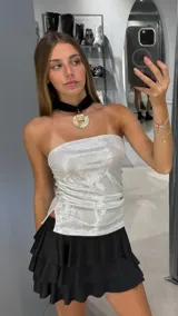 Top strapless ajustado color plateado brillante, con frunces laterales.