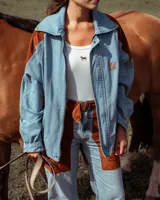 Musculosa de punto acanalado en color blanco, con diseño ajustado al cuerpo y detalle de bordado pequeño en el centro del pecho.