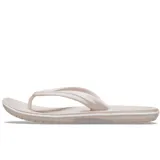 Ojotas Crocband Flip de Crocs, color verde militar con una línea blanca en la entresuela. Diseño ligero con tira superior de TPU y plantilla con textura de masajes.