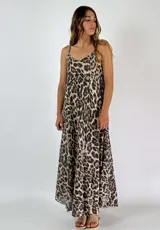 Solera larga de algodón con estampado animal print, escote en V y tirantes finos.