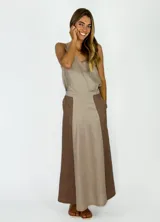 Falda larga color beige con paneles laterales en marrón chocolate.