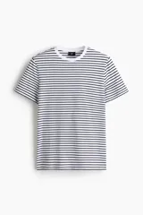 Remera de algodón liviano con diseño de rayas horizontales en blanco y negro, cuello redondo ribeteado y corte ajustado.