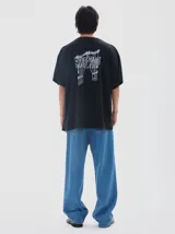 Remera de corte oversize y cuello redondo, color beige, con estampado frontal que incluye estrellas y el texto 'Les Enfants'.