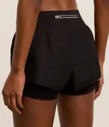 Bermuda deportiva tipo runner de microfibra color azul marino, con cintura elástica, bolsillo con cierre y diseño holgado con bajo redondeado.