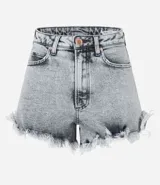 Short hot pants de jeans color gris claro con cintura alta, cierre con cremallera y botón, bolsillos y terminación deshilachada.