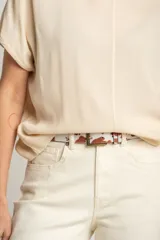 Blusa color crema de poliéster con mangas cortas y corte holgado.