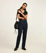 Blusa básica de manga corta con cuello en V, confeccionada en tejido de viscosa con elastano. Presenta un diseño liso y corte ajustado.