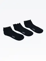 Pack de tres pares de medias cortas color lila, con borde superior con detalle de volados y logo de la marca estampado.