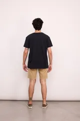 Remera blanca de manga corta con cuello redondo y un pequeño logo estampado en el pecho.