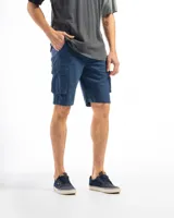 Bermuda cargo color azul, confeccionada en gabardina de algodón con lycra, de corte clásico con bolsillos laterales con solapa y cierre de botón.