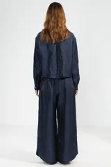 Pantalón palazzo azul marino de lino italiano con hilo metalizado, talle medio, cintura elástica en la parte posterior y bolsillos delanteros.