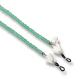 Correas para lentes con cuentas de vidrio de colores y detalles de piezas de acrílico.