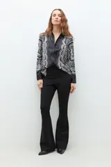 Camisa negra con estampado de arabescos en blanco y gris, de manga larga y corte clásico.