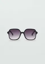 Gafas de sol con montura cuadrada de policarbonato reciclado en color negro, con cristales degradados y filtro de protección UV categoría 3.