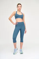 Calza pescadora de tiro alto, color azul petróleo, confeccionada en tejido de poliamida y elastano.